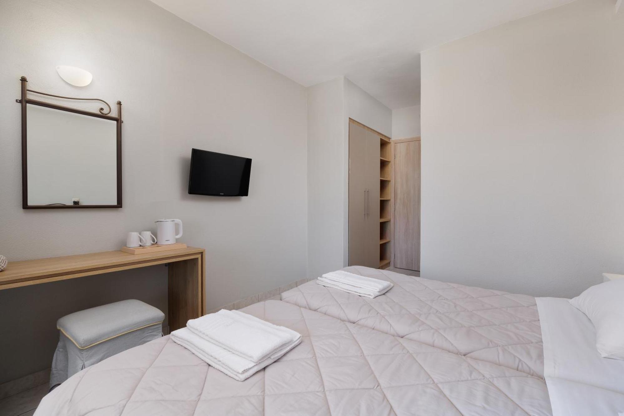 Louvre Hotel Gouviá Extérieur photo
